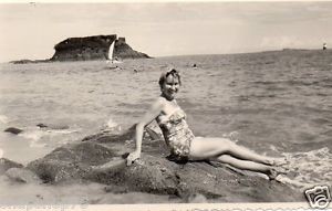 Femme des années 1960 bronzant sur la plage